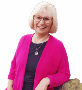Portrait von Ulrike Stöckle Engellehre und Beziehungscoach, sie lehnt an einem Stein, ist in rosa gekleidet und lächelt